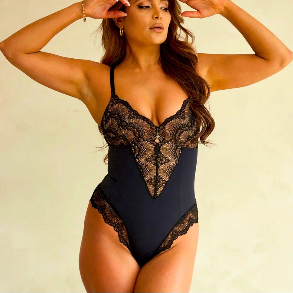 BNWT Pinsey Shapewear Bodysuit - size medium - black lace